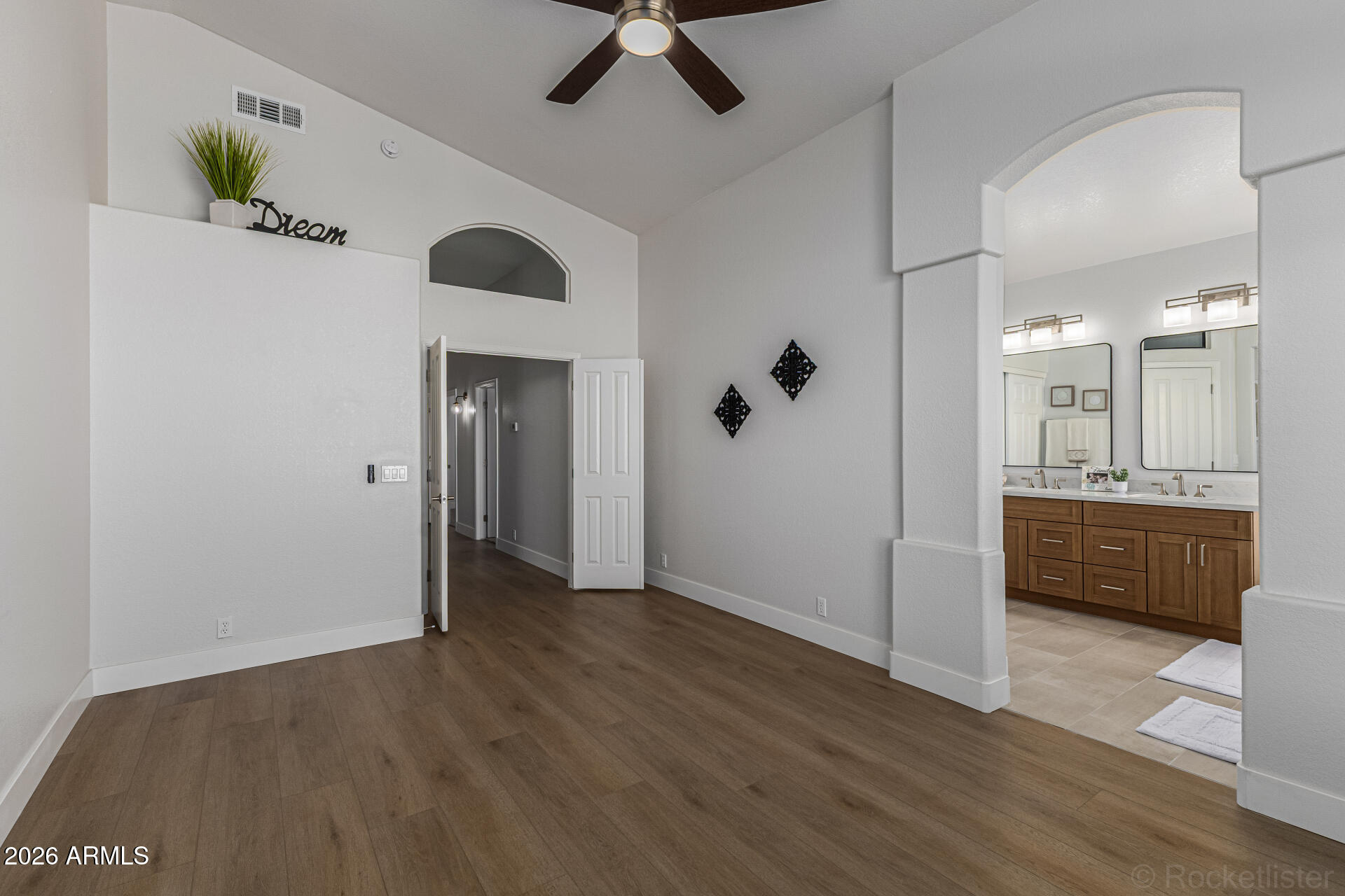 3718 E ISABELLA Avenue