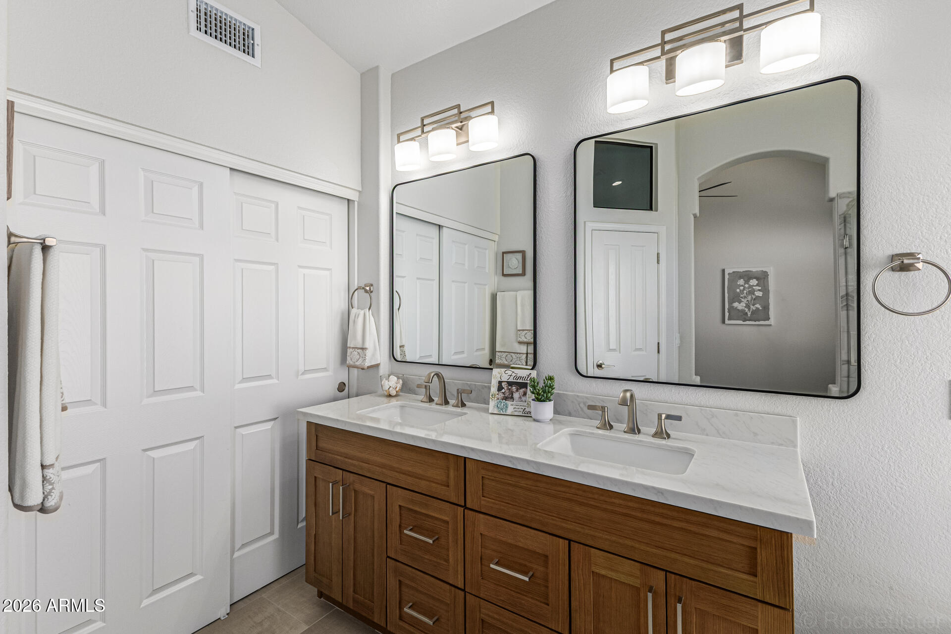 3718 E ISABELLA Avenue