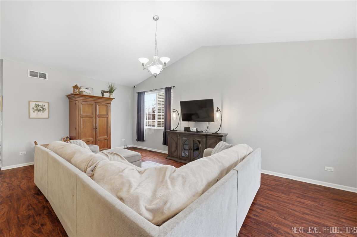 103 E Daisy Avenue