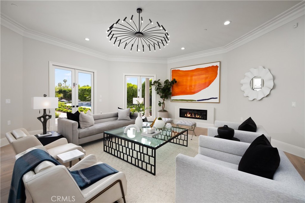 150 E La Sierra Drive