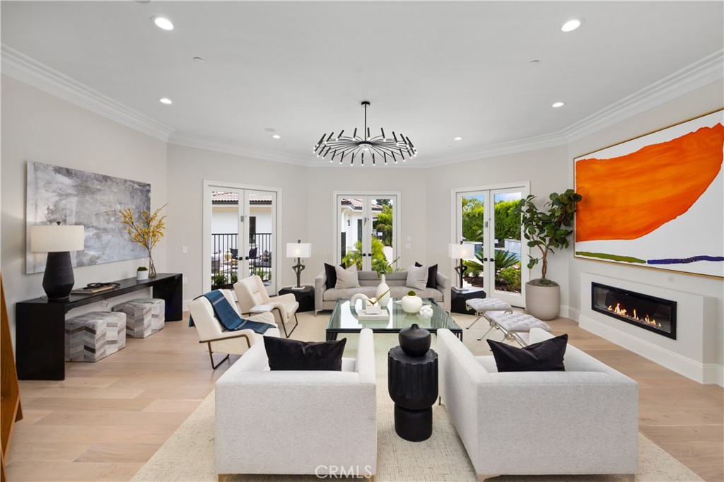 150 E La Sierra Drive