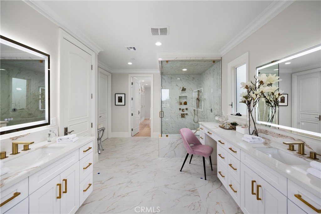 150 E La Sierra Drive