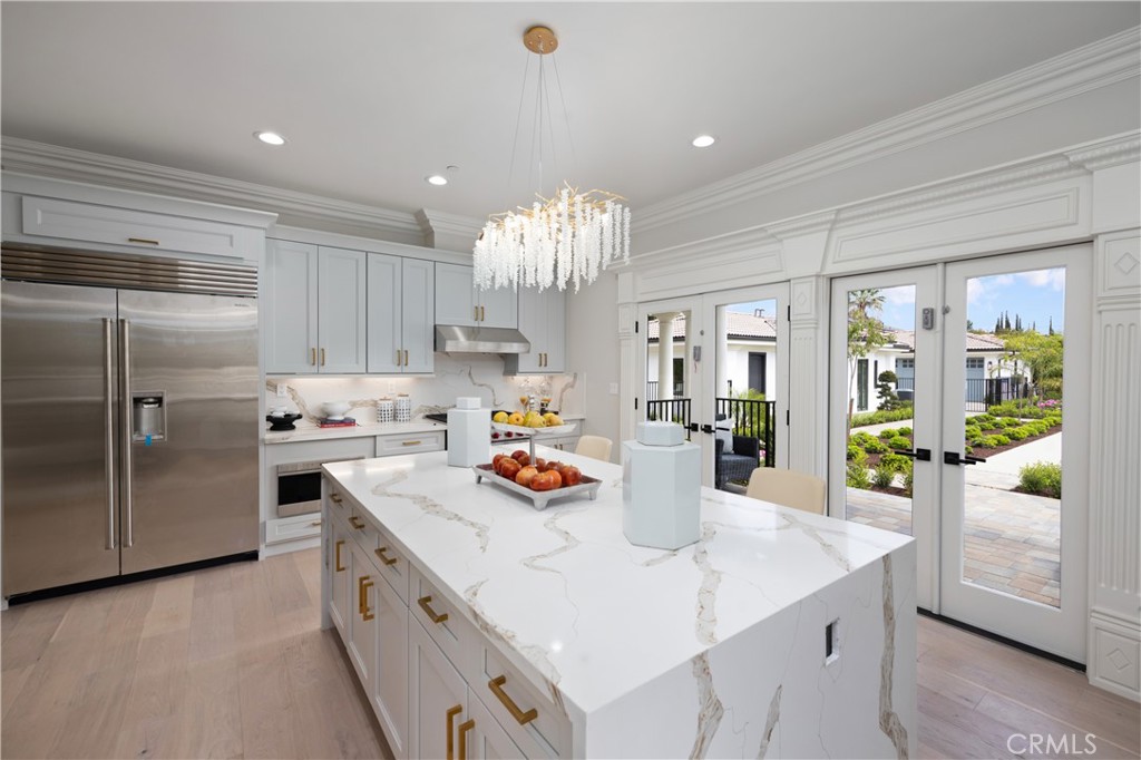 150 E La Sierra Drive