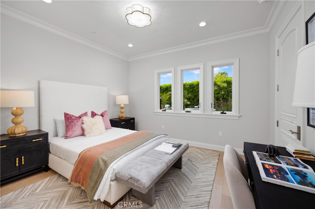 150 E La Sierra Drive