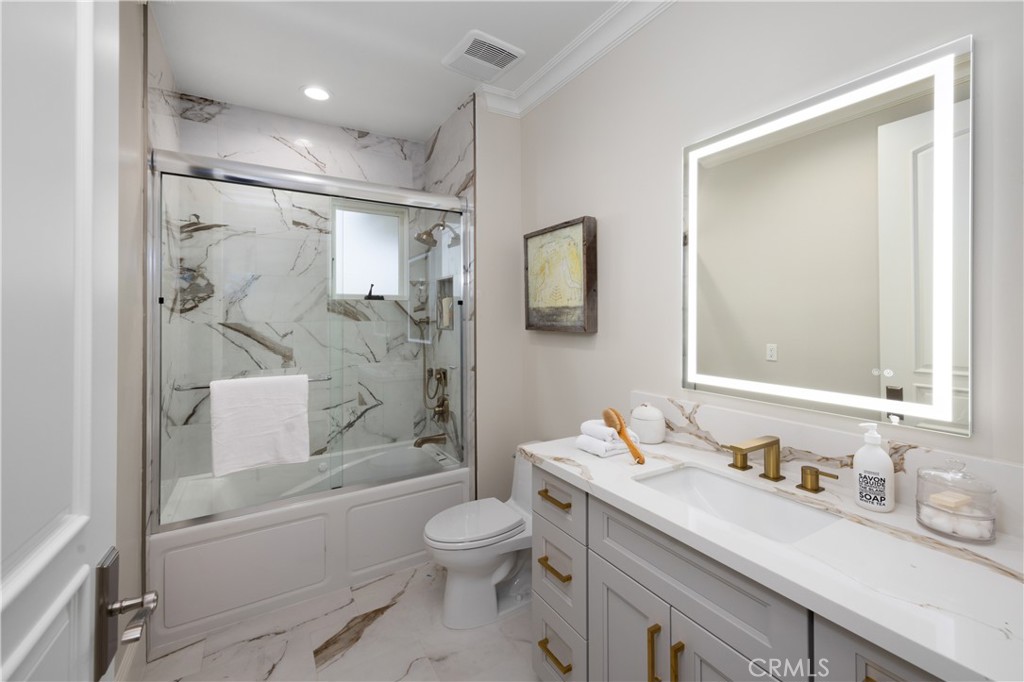 150 E La Sierra Drive