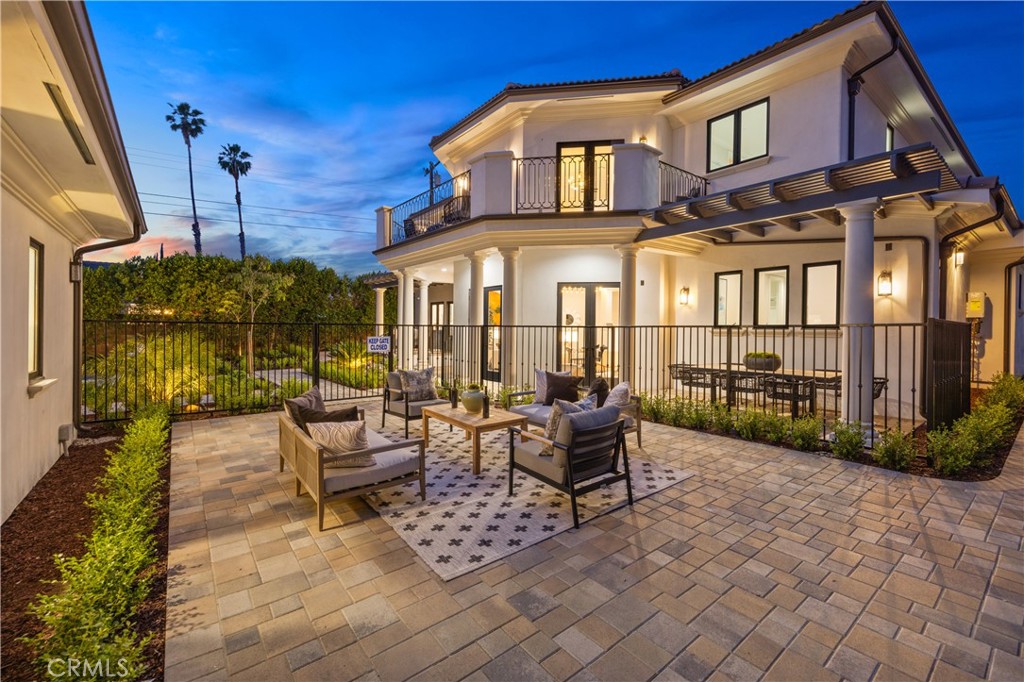 150 E La Sierra Drive