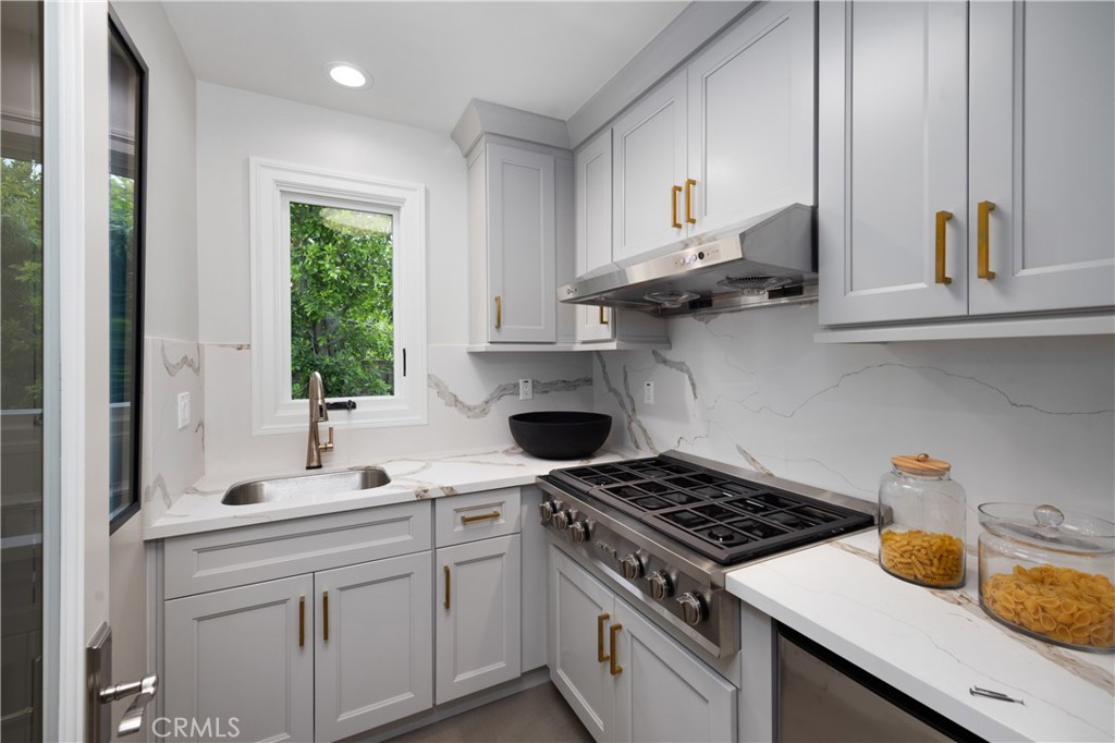 150 E La Sierra Drive