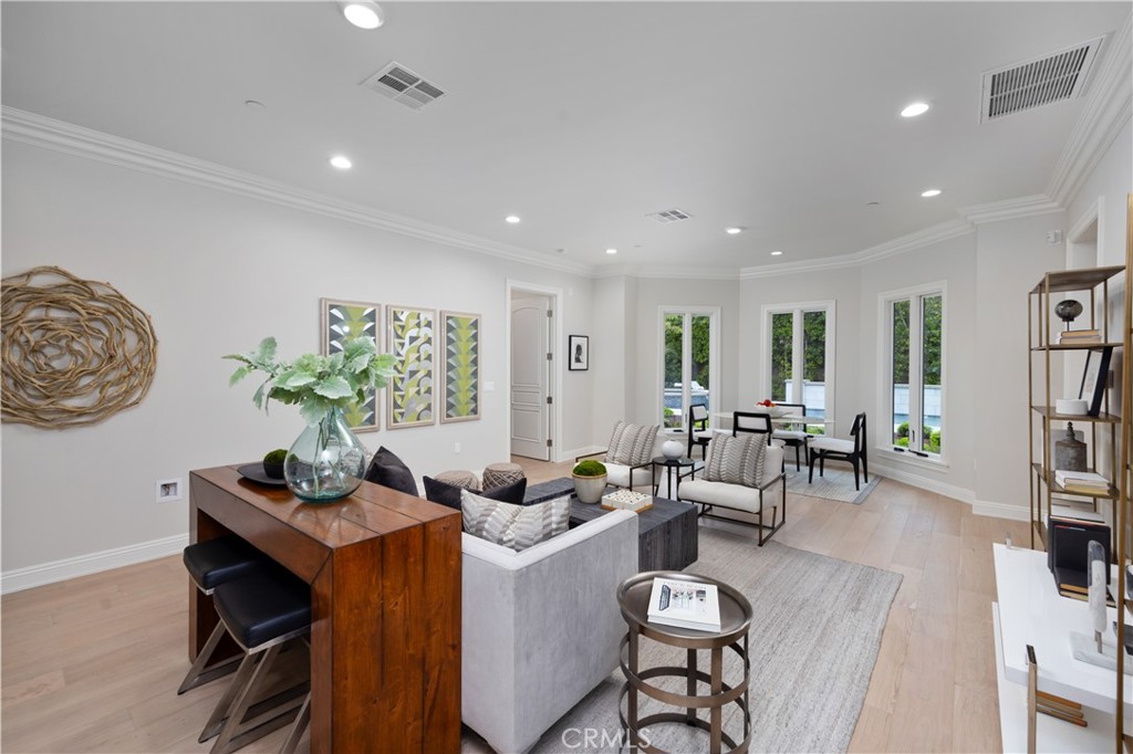 150 E La Sierra Drive