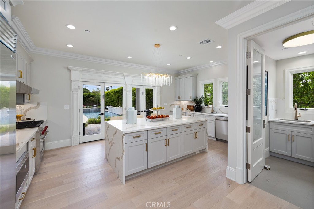 150 E La Sierra Drive