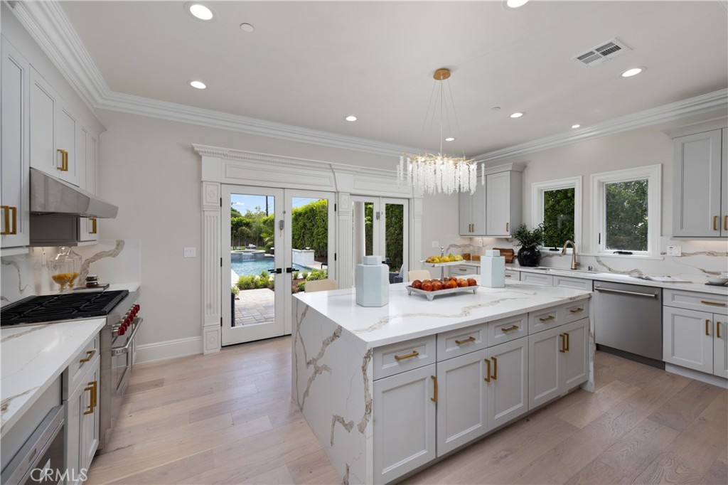 150 E La Sierra Drive