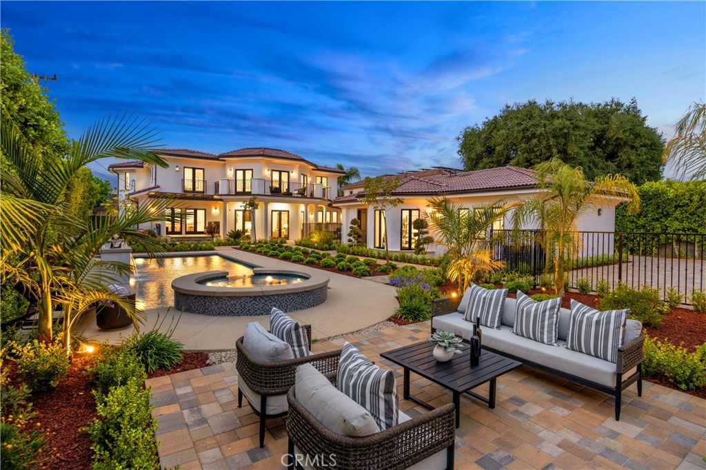 150 E La Sierra Drive