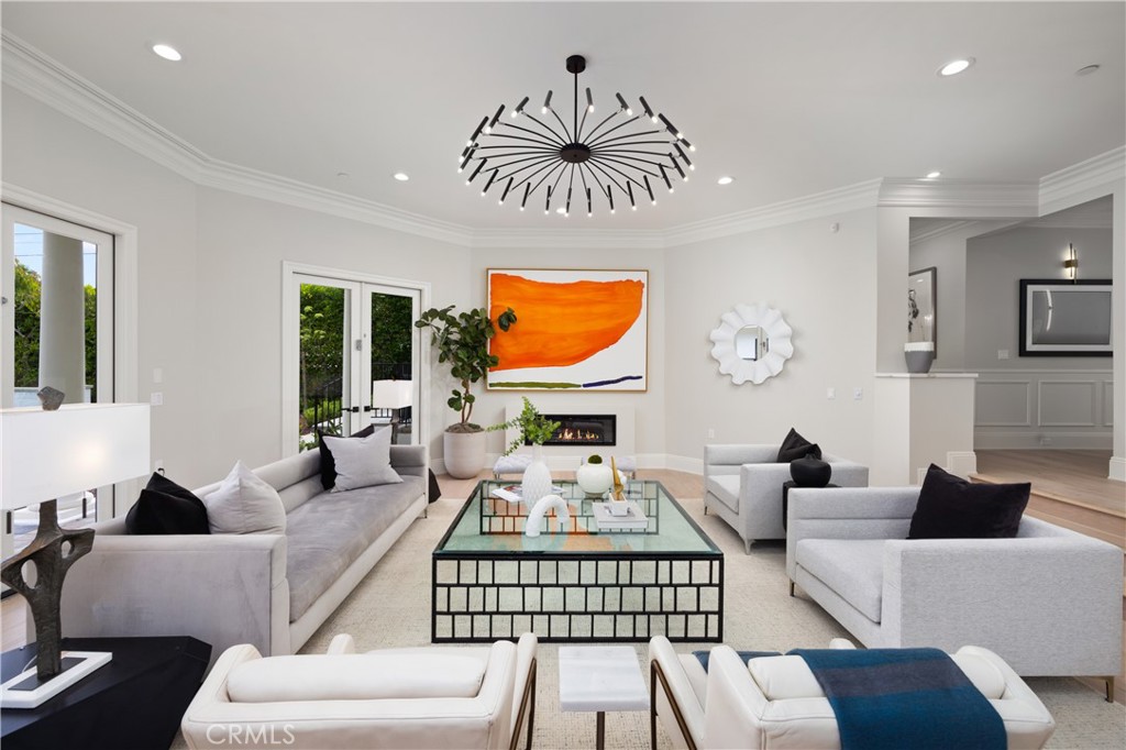 150 E La Sierra Drive