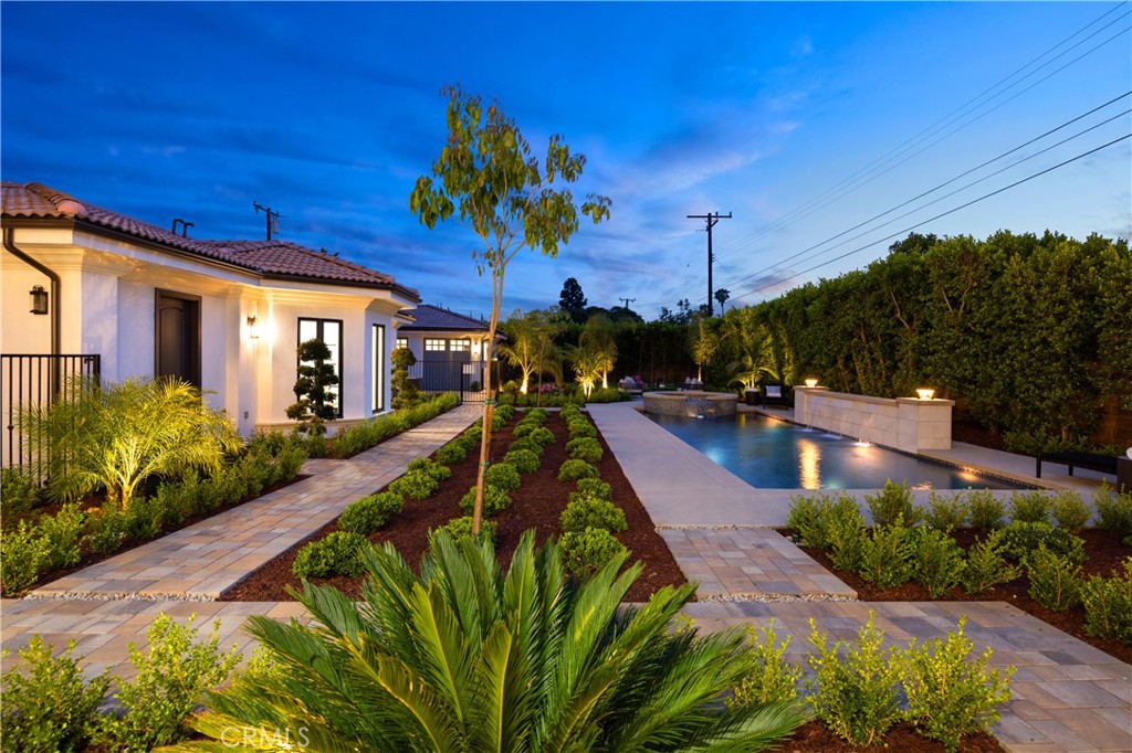 150 E La Sierra Drive