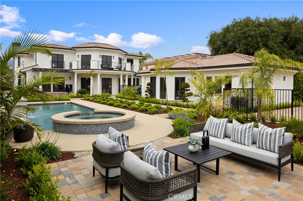 150 E La Sierra Drive