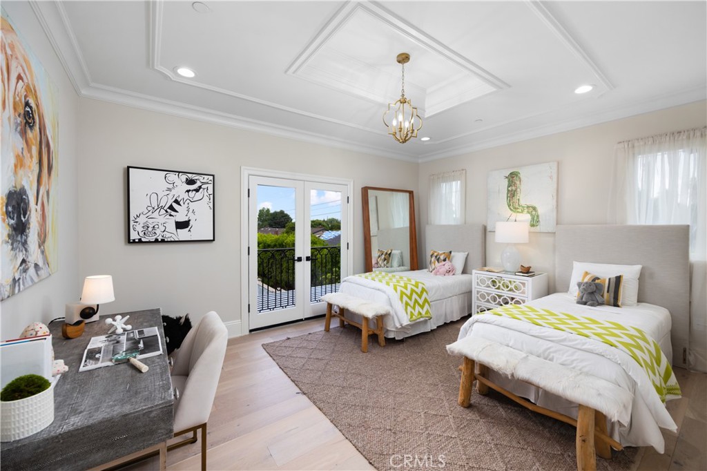 150 E La Sierra Drive