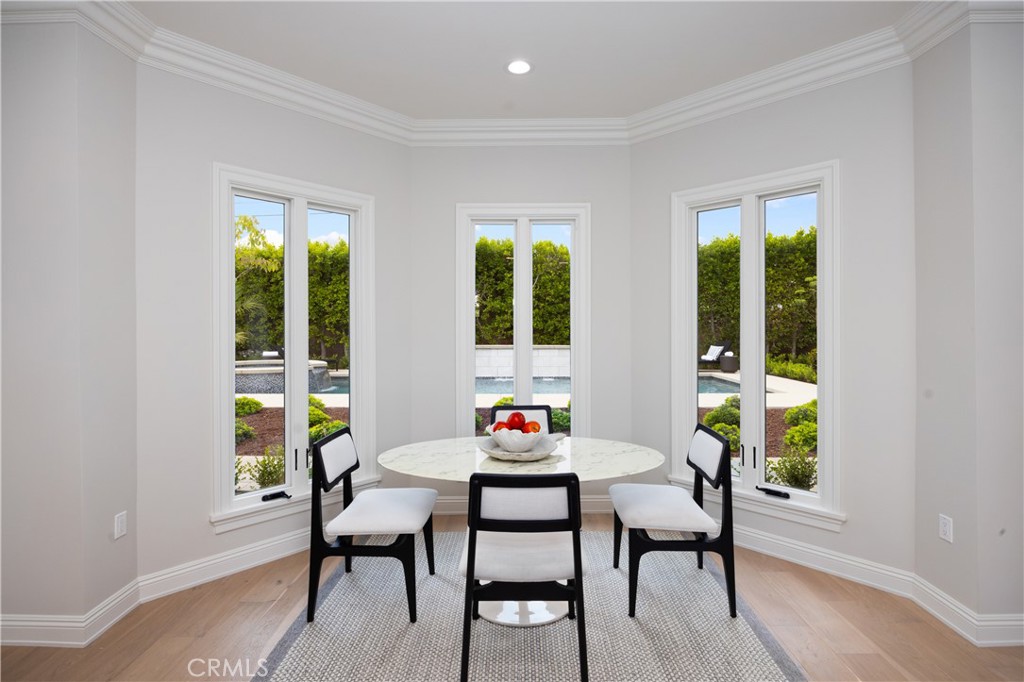 150 E La Sierra Drive