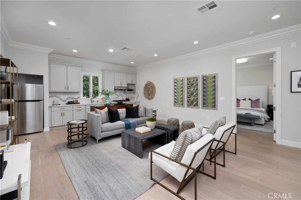 150 E La Sierra Drive