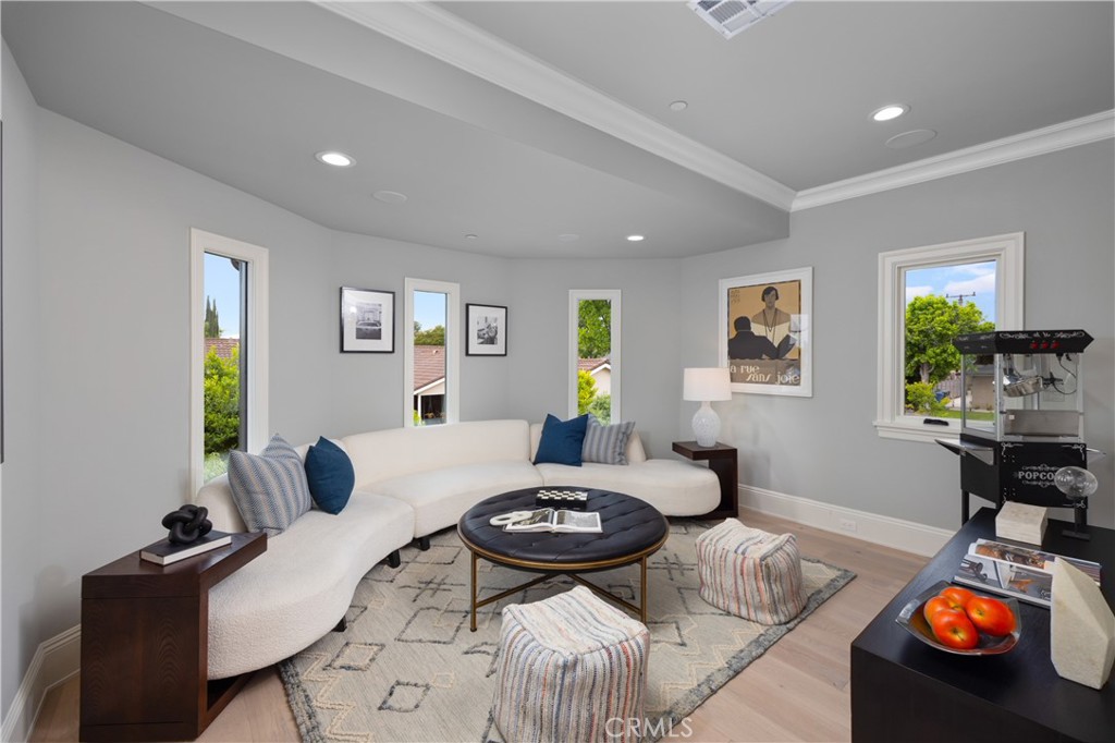 150 E La Sierra Drive