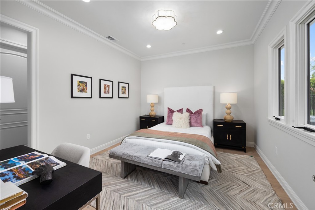 150 E La Sierra Drive