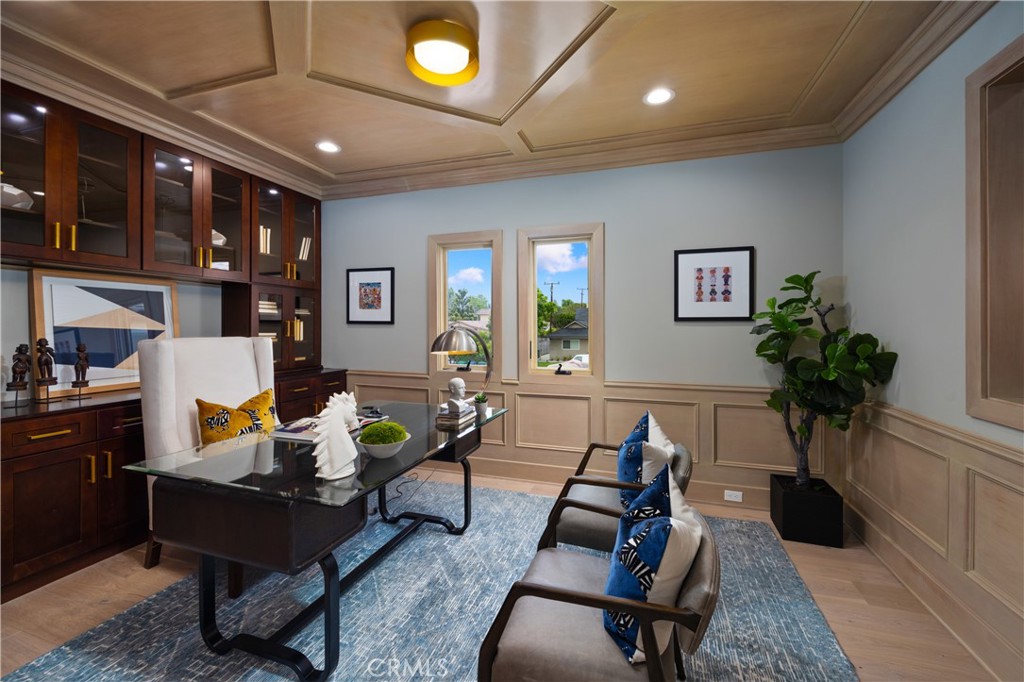 150 E La Sierra Drive