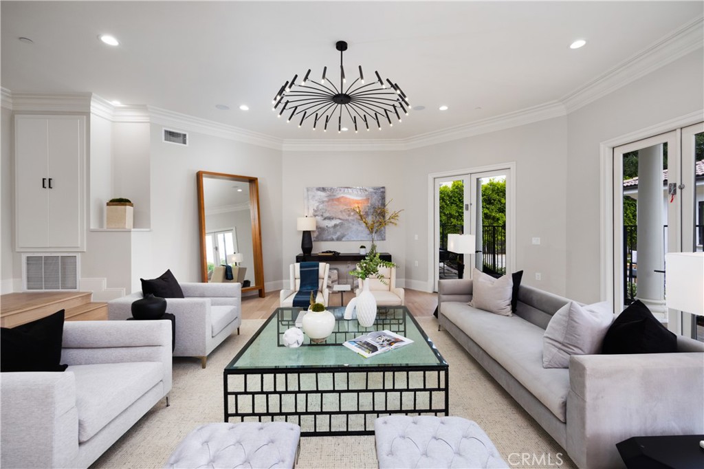 150 E La Sierra Drive