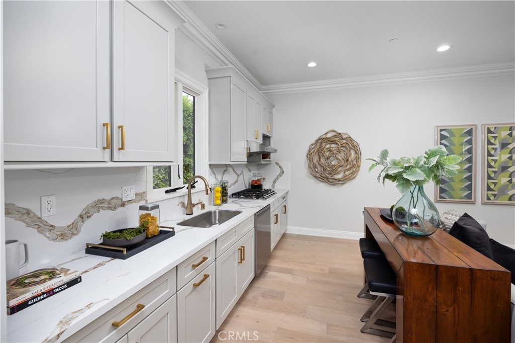 150 E La Sierra Drive