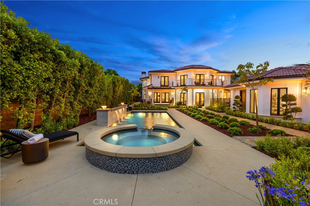 150 E La Sierra Drive