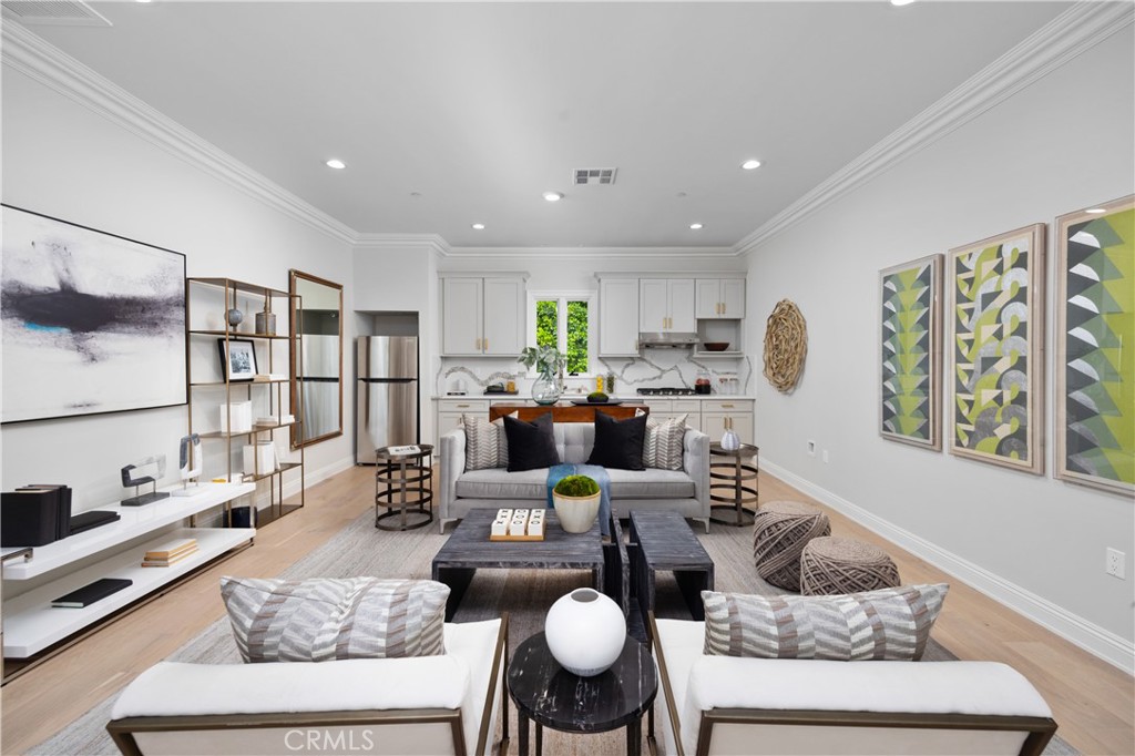 150 E La Sierra Drive