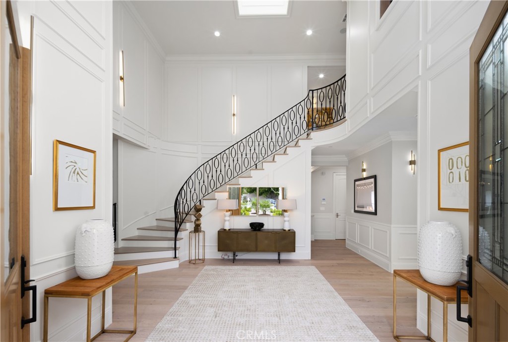 150 E La Sierra Drive