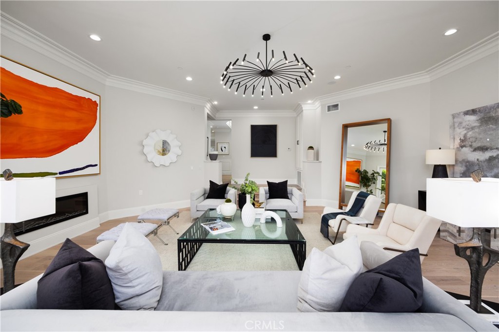 150 E La Sierra Drive