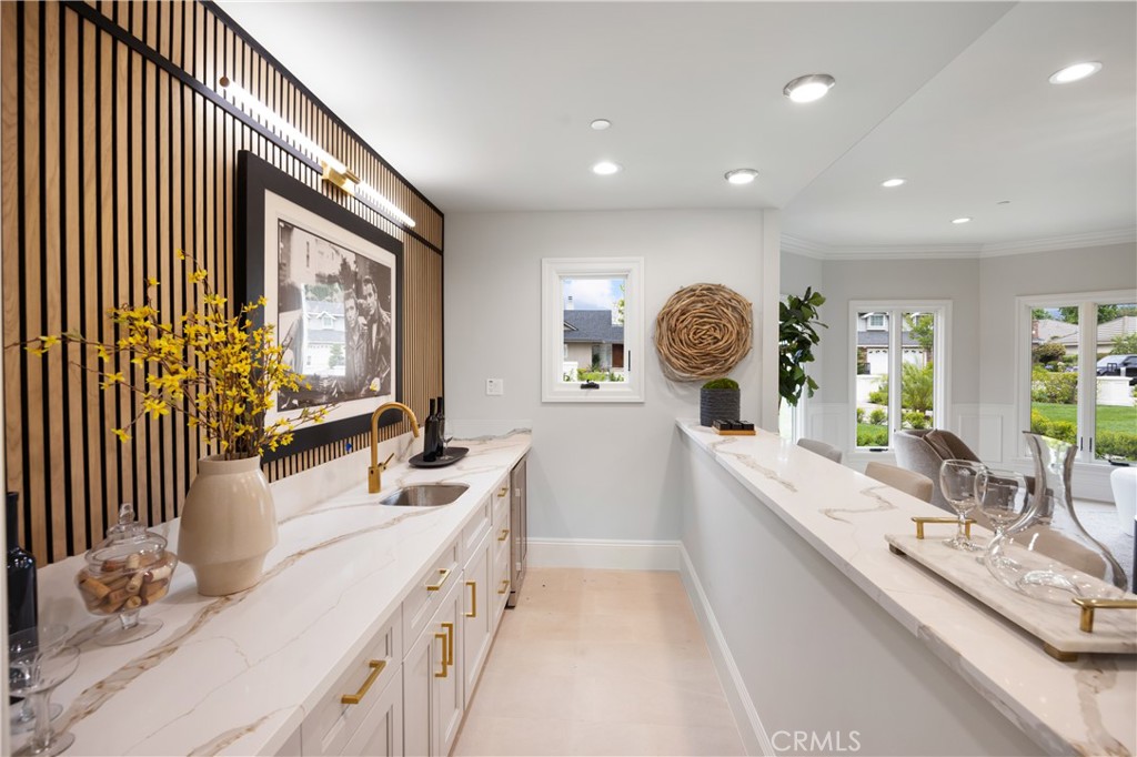 150 E La Sierra Drive