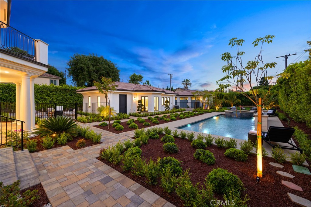 150 E La Sierra Drive