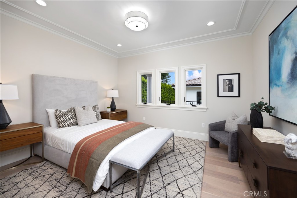 150 E La Sierra Drive