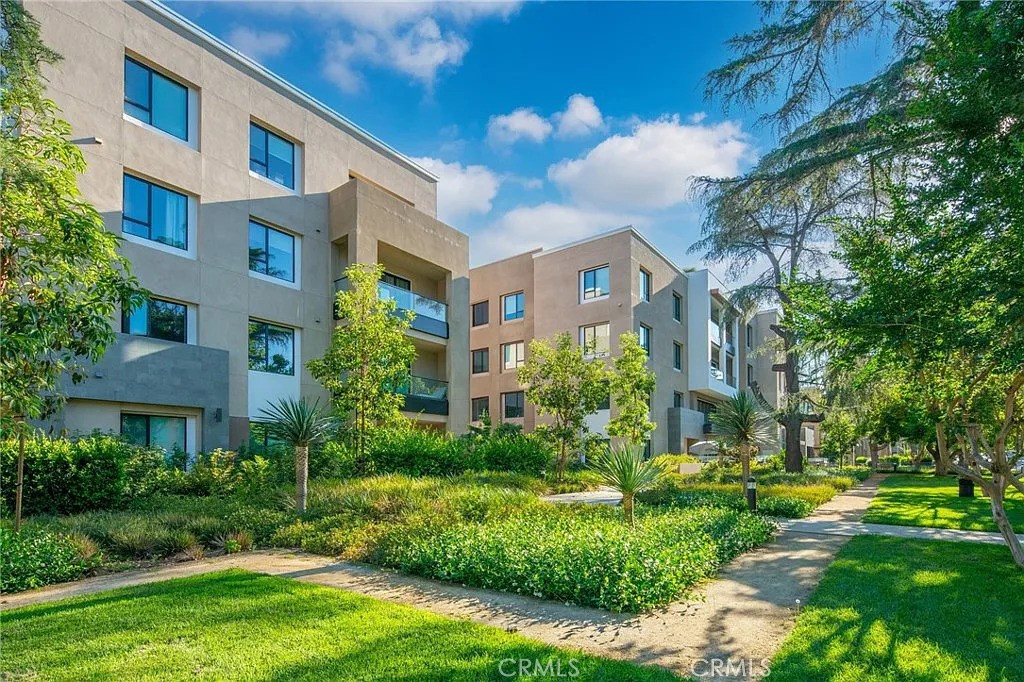 332 W Green Street 109