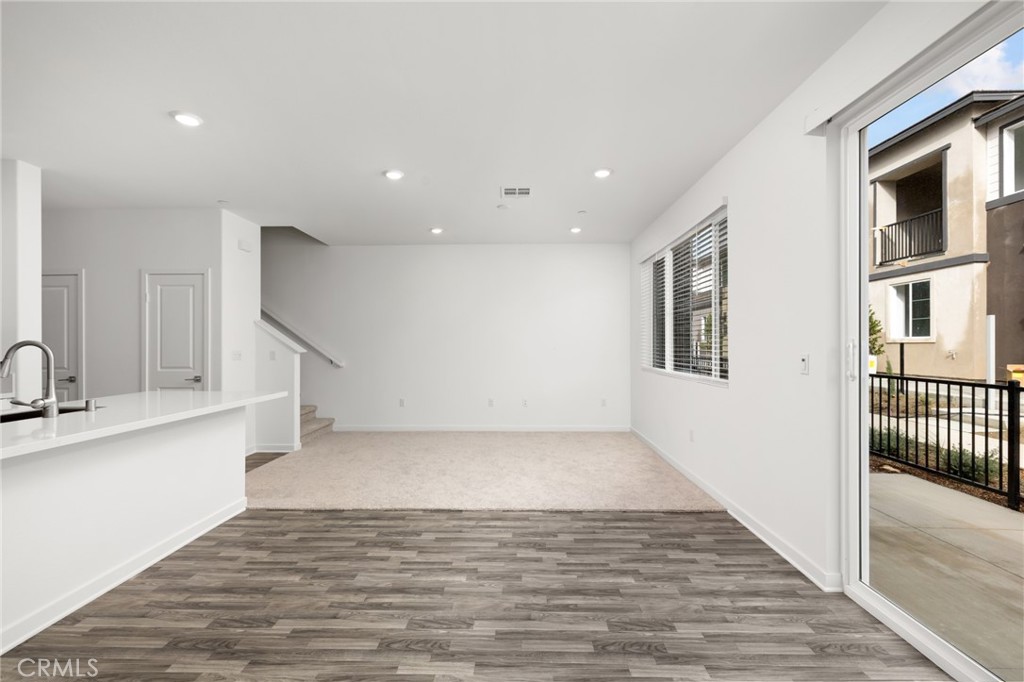 2753 E Amberley Privado