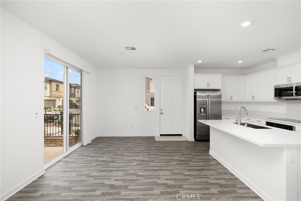 2753 E Amberley Privado