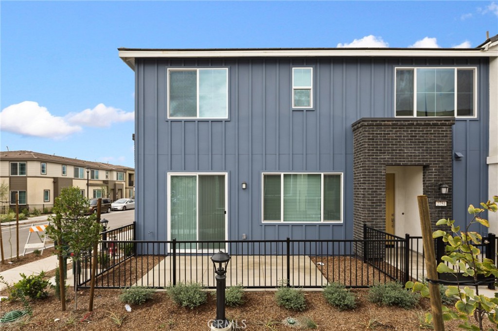 2753 E Amberley Privado