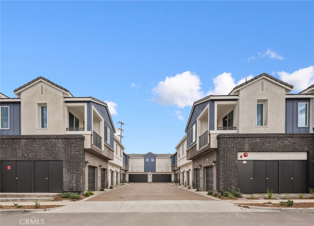 2753 E Amberley Privado