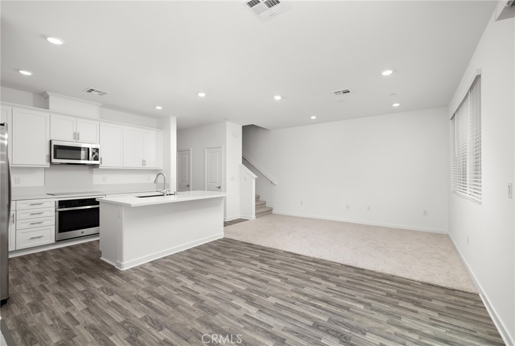 2753 E Amberley Privado