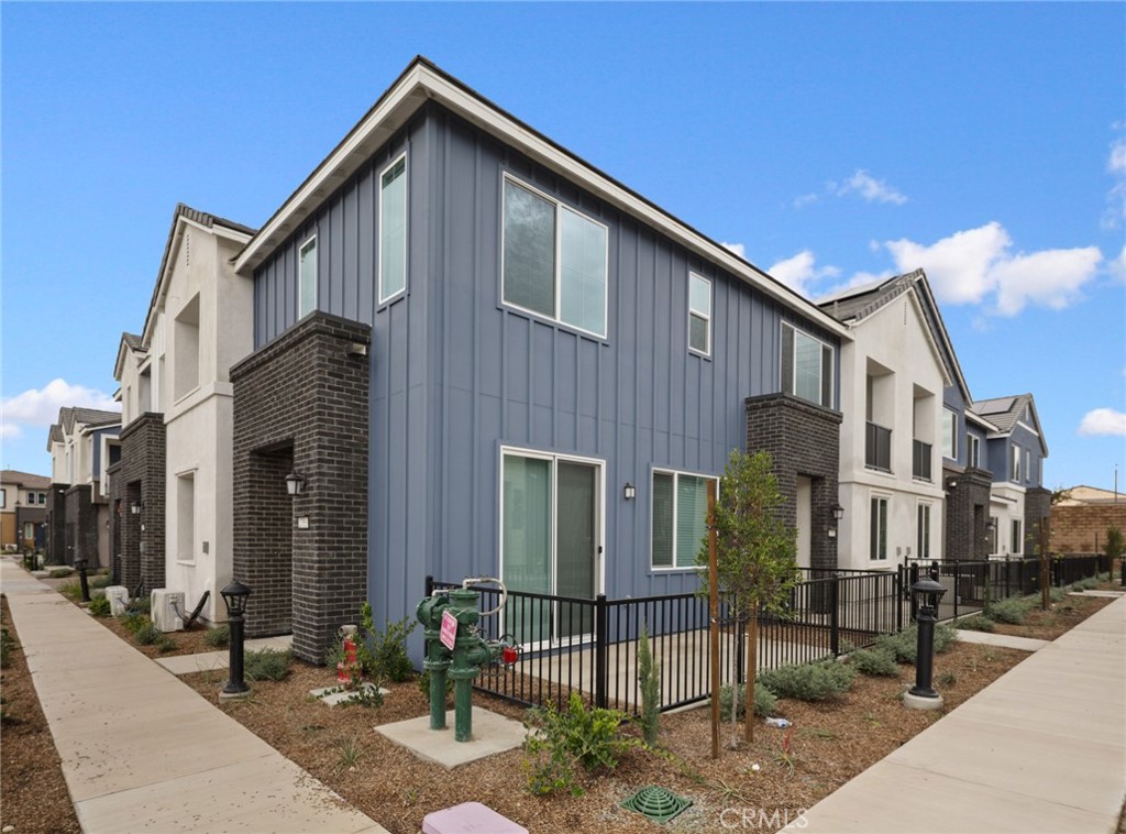 2753 E Amberley Privado