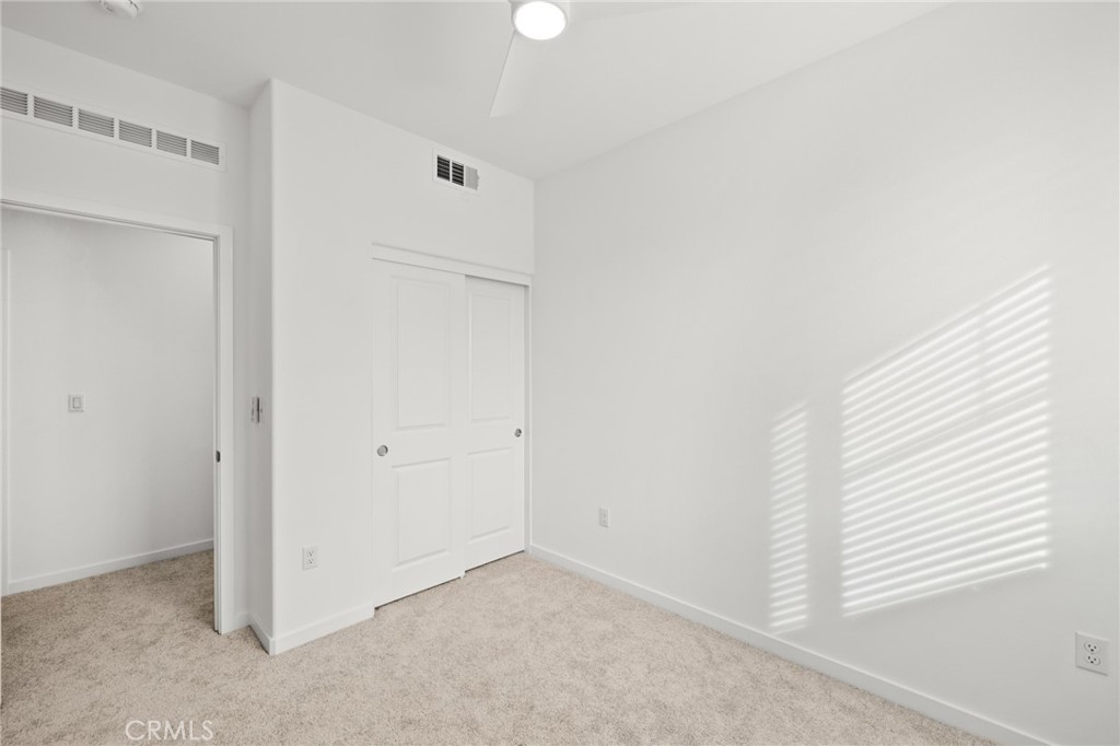 2753 E Amberley Privado