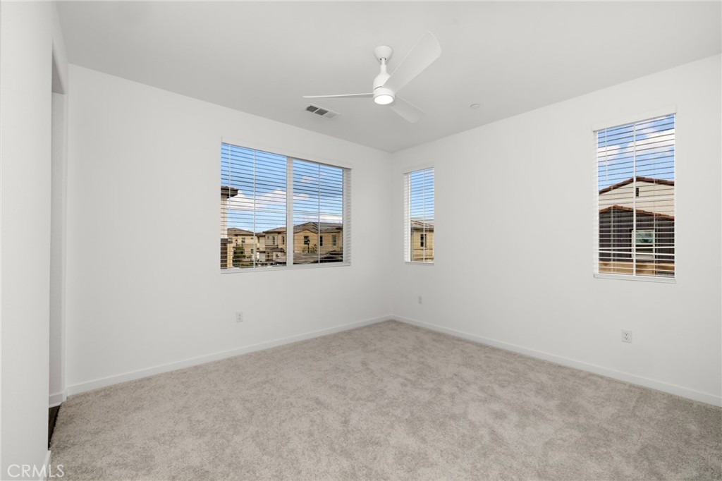 2753 E Amberley Privado