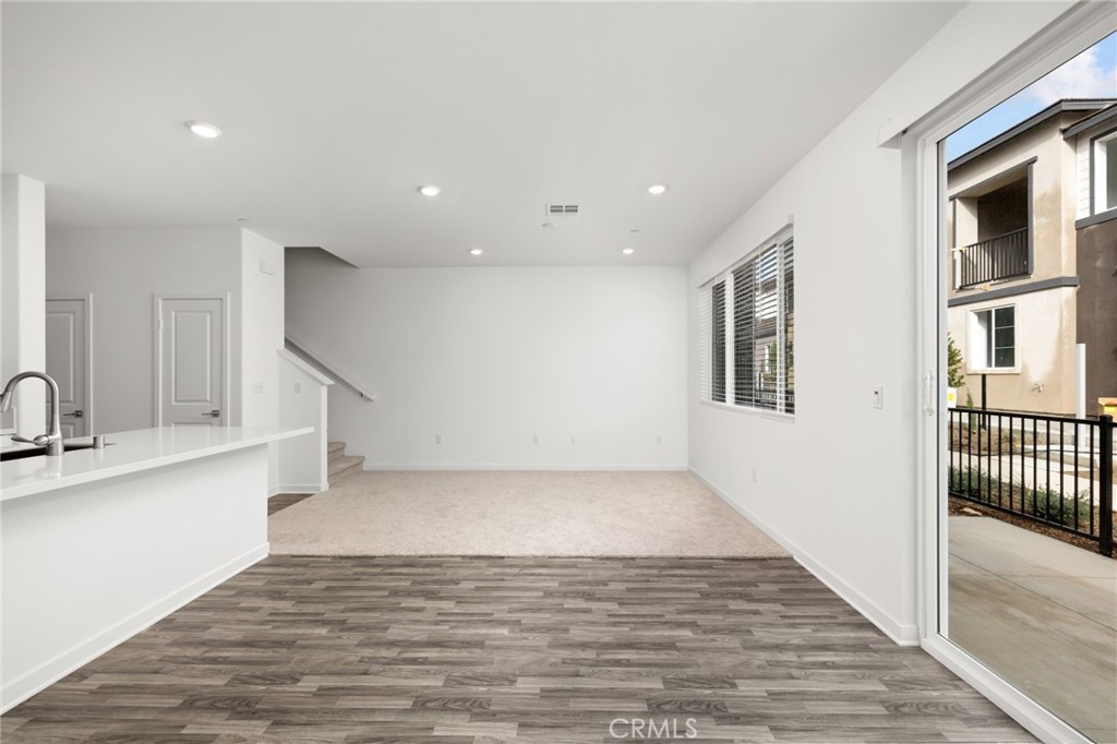 2753 E Amberley Privado