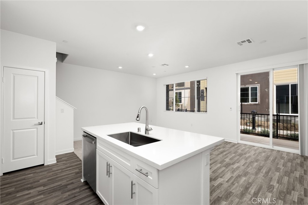 2753 E Amberley Privado