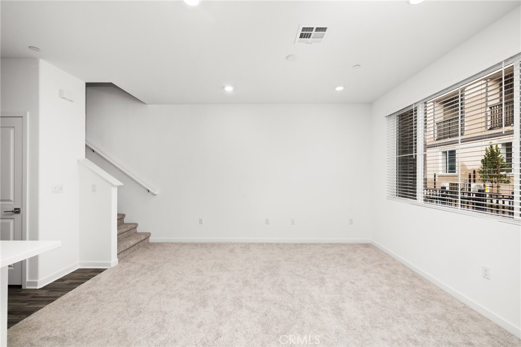 2753 E Amberley Privado