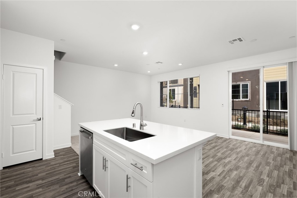 2753 E Amberley Privado