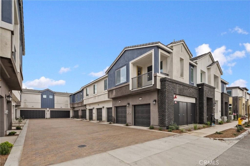 2753 E Amberley Privado