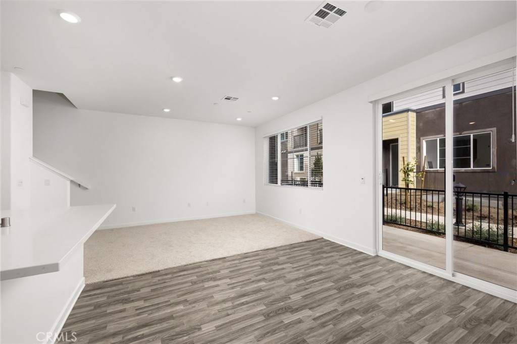 2753 E Amberley Privado