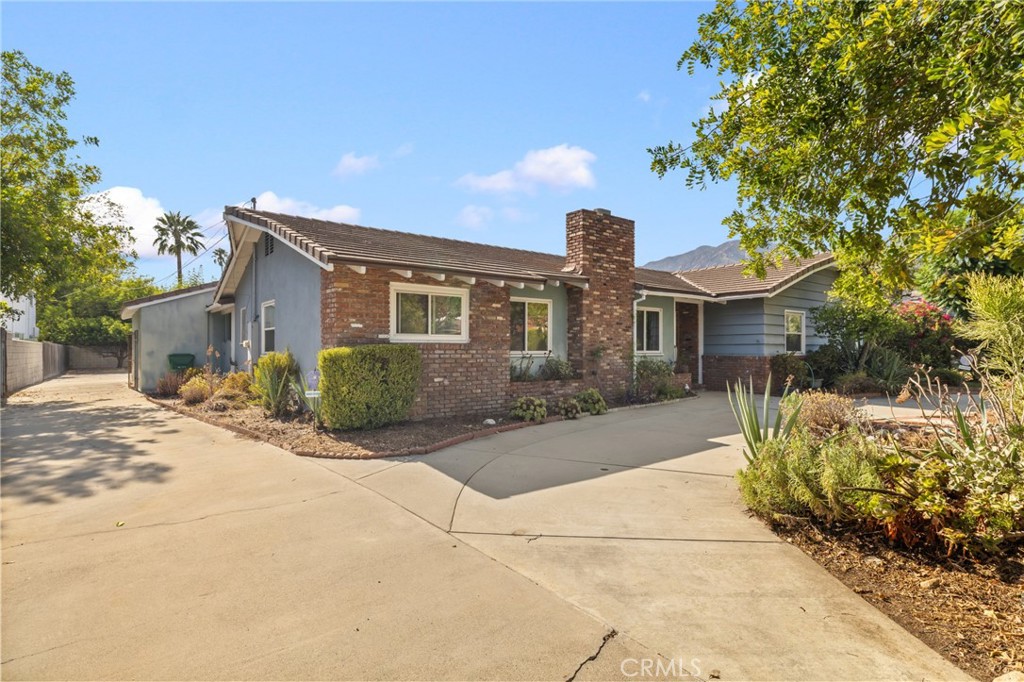 1121 Highland Oaks Drive