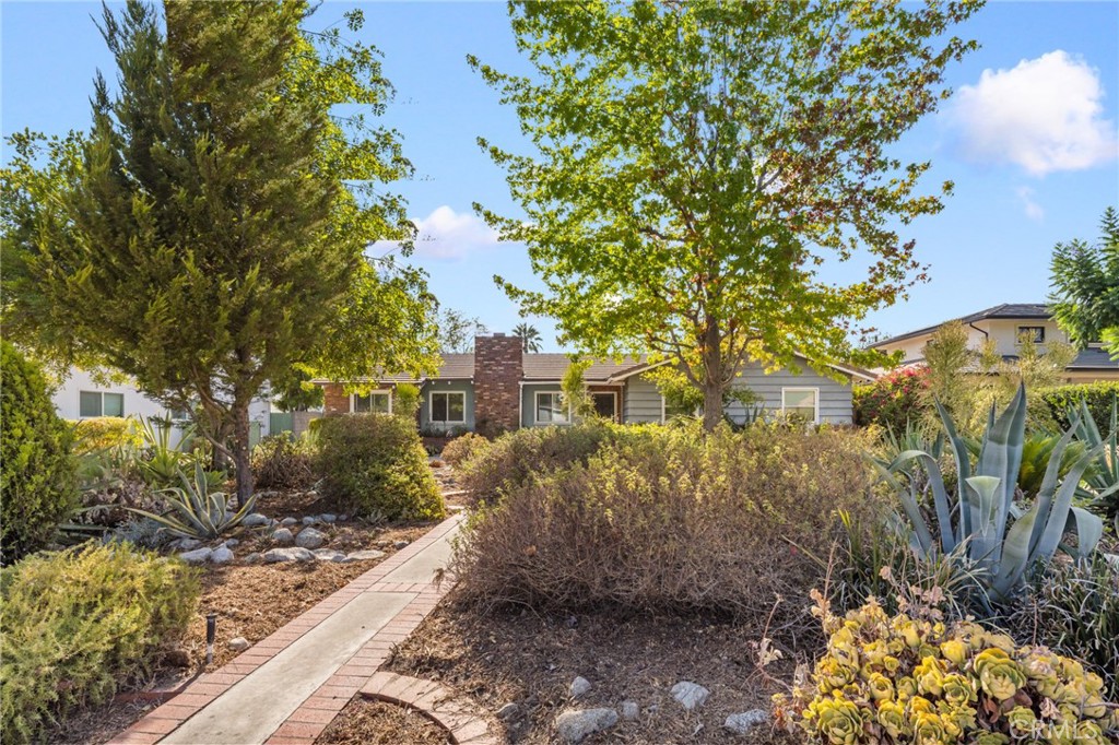 1121 Highland Oaks Drive